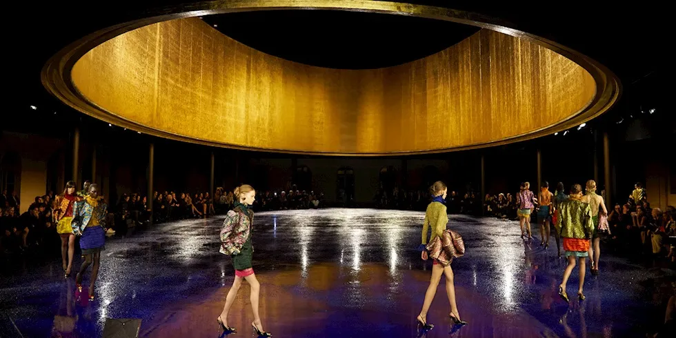 Paris Moda Haftası’nda Saint Laurent İlkbahar-Yaz 2025 Defilesi: İkonik Stil ve Modern Dokunuşlar