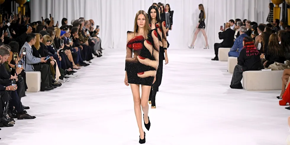 Paris Moda Haftası’nda Balmain İlkbahar-Yaz 2025 Defilesi: Cesur Tasarımlar ve Yıldızlar Geçidi